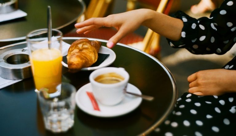Jak zamówić kawę we Francji? Kultura picia kawy przez Francuzów.