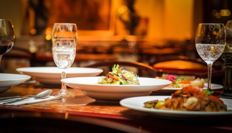 Jak zamówić jedzenie we francuskiej restauracji – krok po kroku!