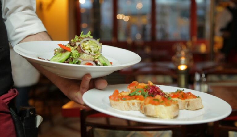 Jak zamówić jedzenie we francuskiej restauracji – krok po kroku!